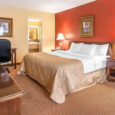Clarion Inn & Suites University Center Auburn Extérieur photo