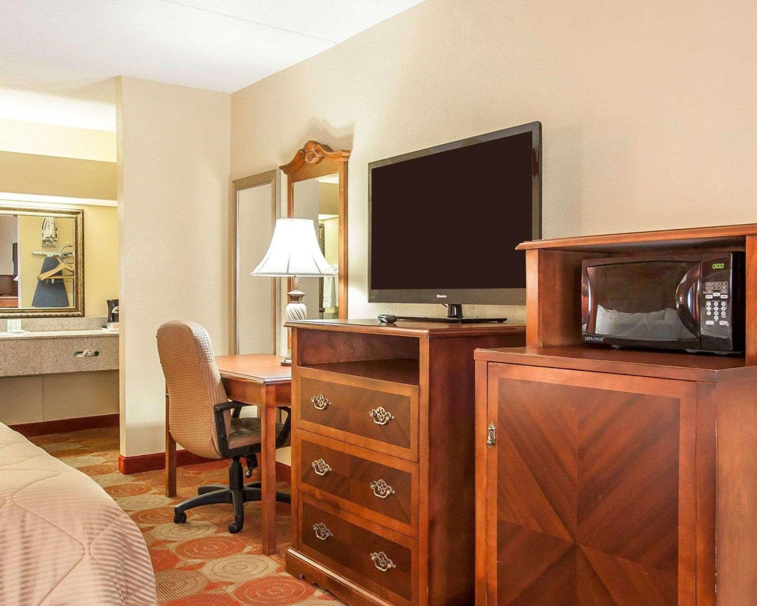 Clarion Inn & Suites University Center Auburn Extérieur photo