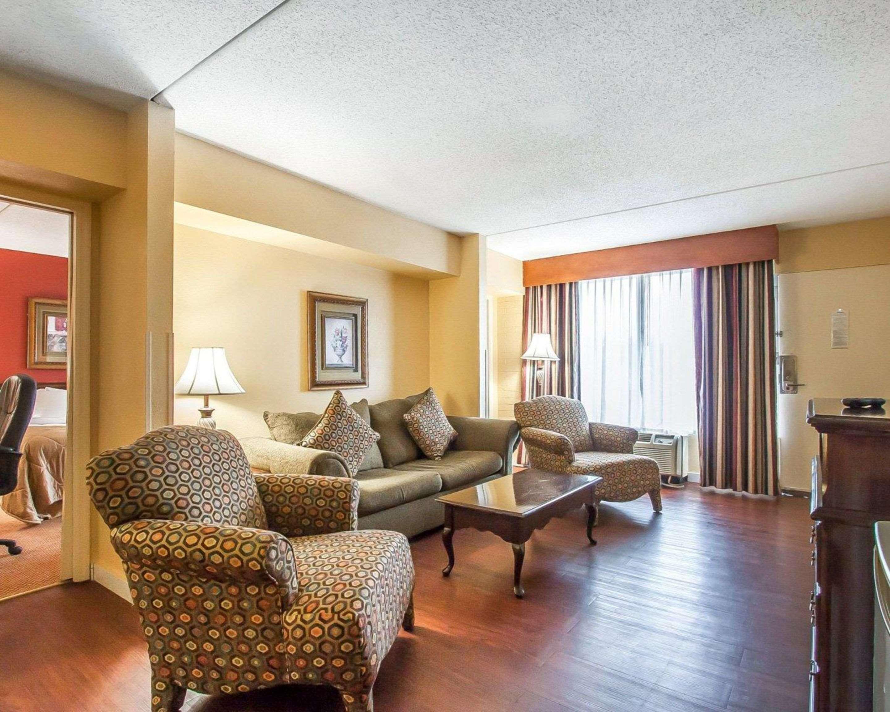 Clarion Inn & Suites University Center Auburn Extérieur photo