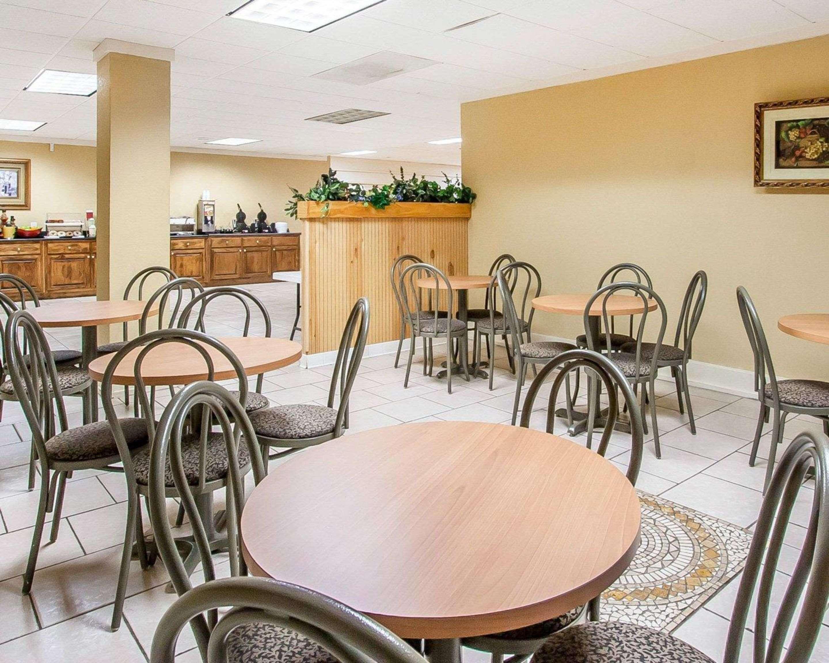 Clarion Inn & Suites University Center Auburn Extérieur photo