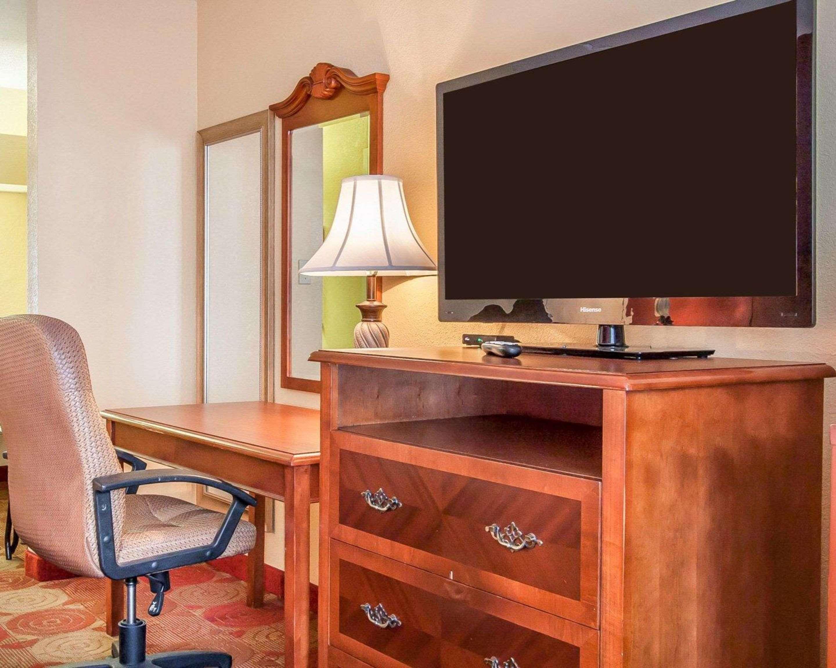 Clarion Inn & Suites University Center Auburn Extérieur photo
