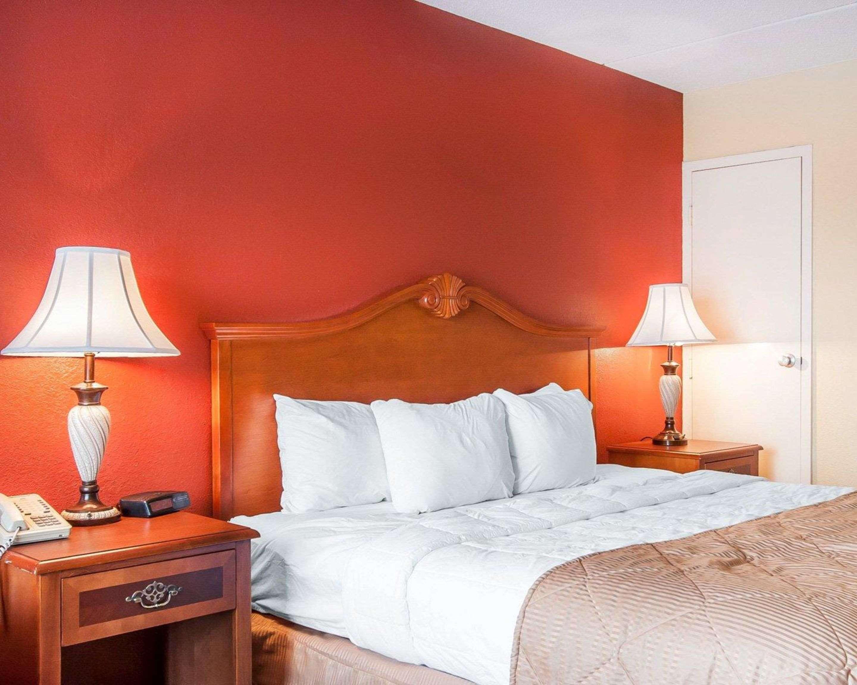 Clarion Inn & Suites University Center Auburn Extérieur photo
