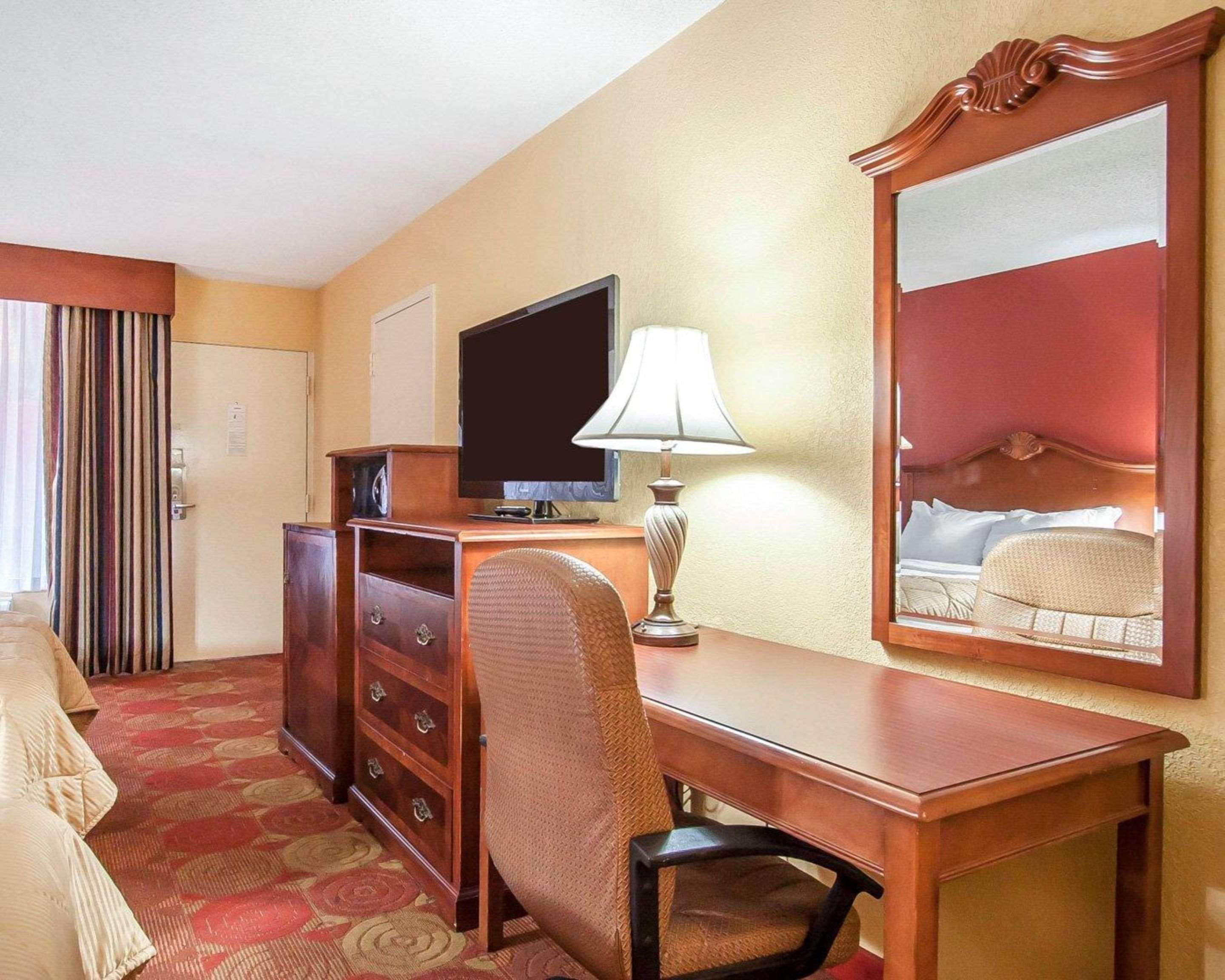 Clarion Inn & Suites University Center Auburn Extérieur photo